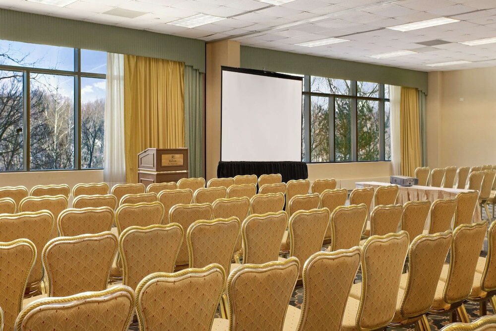 Фото Hilton East Brunswick Hotel & Executive Meeting Center