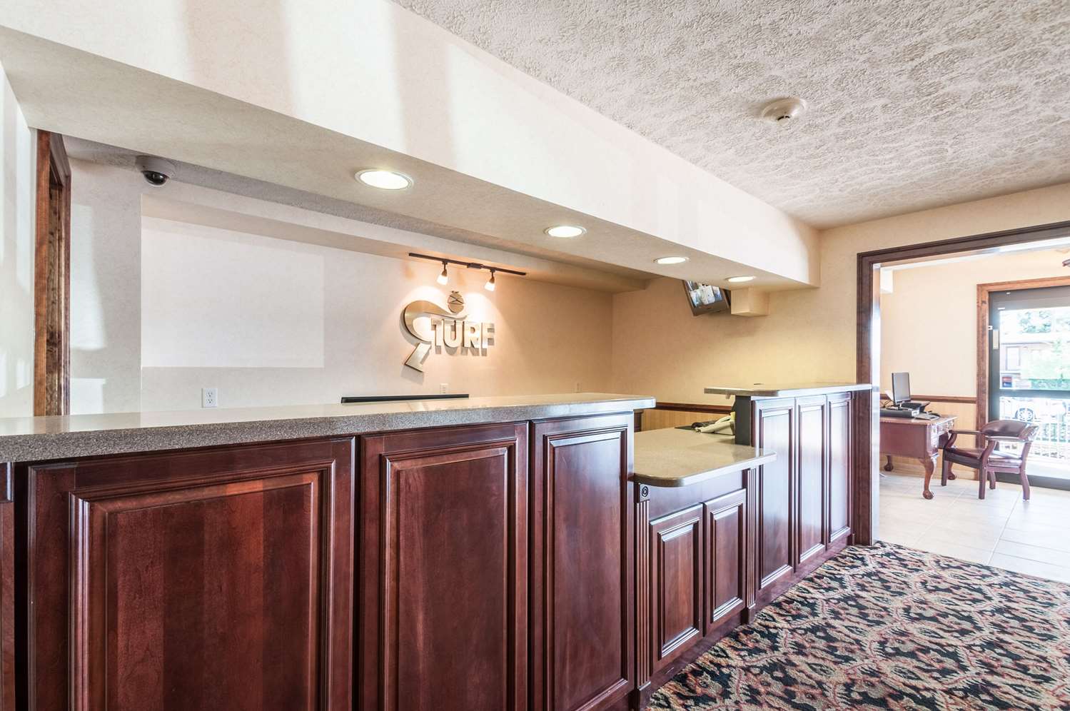 Фото Rodeway Inn & Suites