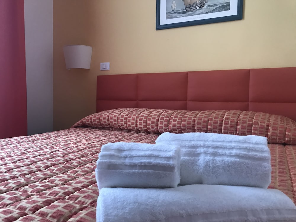 Фото Moonlight Hotel & Suites