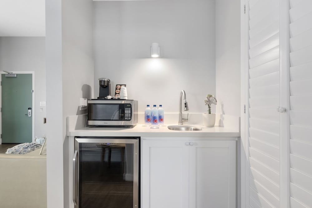 Фото Sea Sprite Oceanfront Hotel