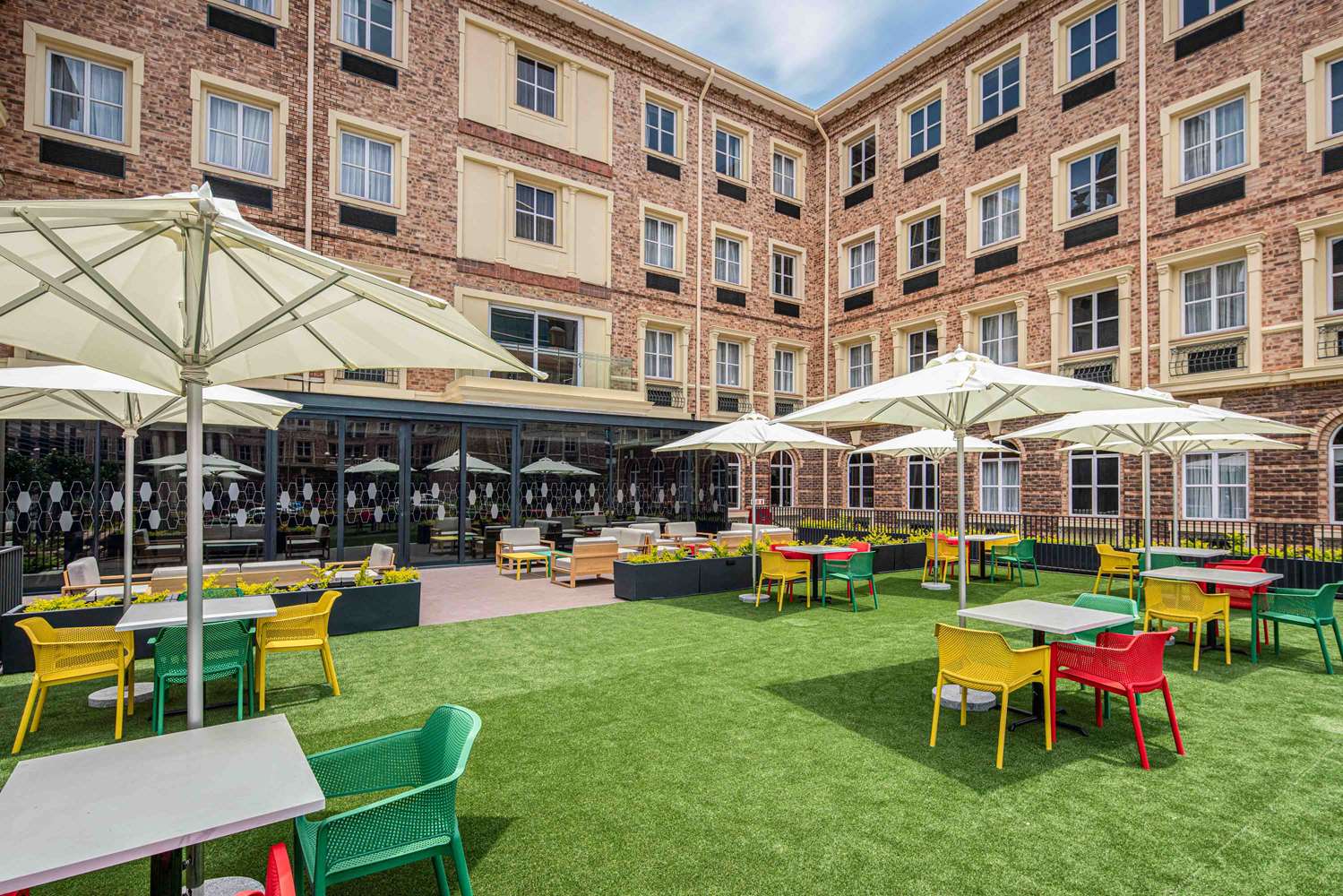 Фото Hampton by Hilton Sandton Grayston