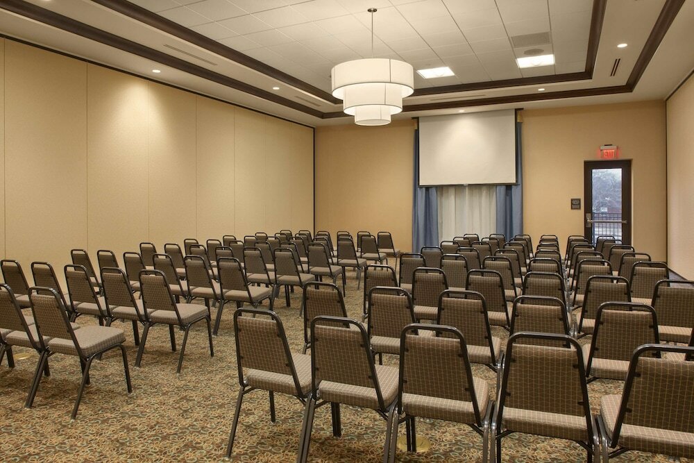 Фото Hilton Garden Inn Akron