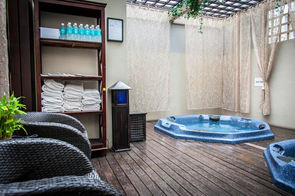 Фото Village Hotel Albert Court by Far East Hospitality