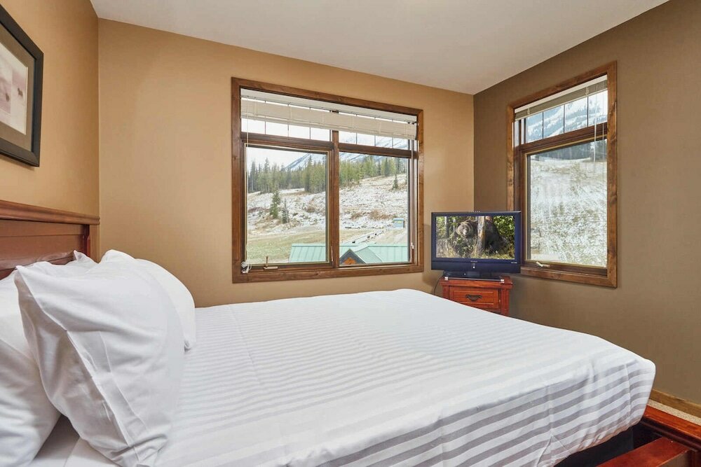 Фото Glacier Mountaineer Lodge