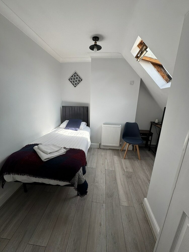 Фото Golders Park Hotel