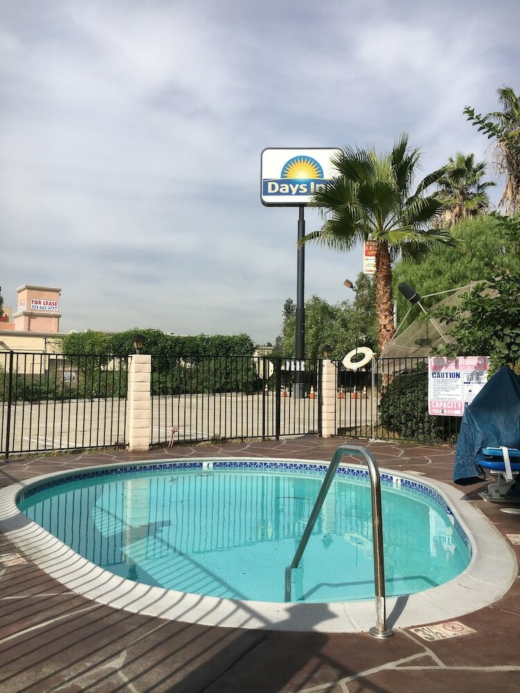Фото Days Inn by Wyndham Ontario Airport