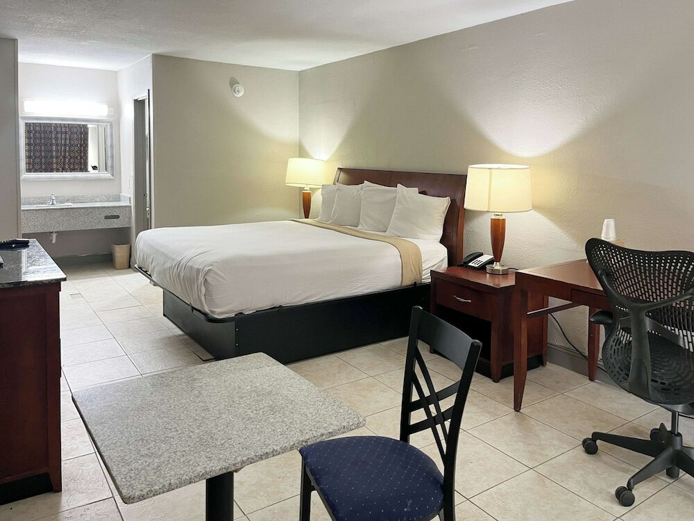 Фото Days Inn by Wyndham Raleigh Downtown South
