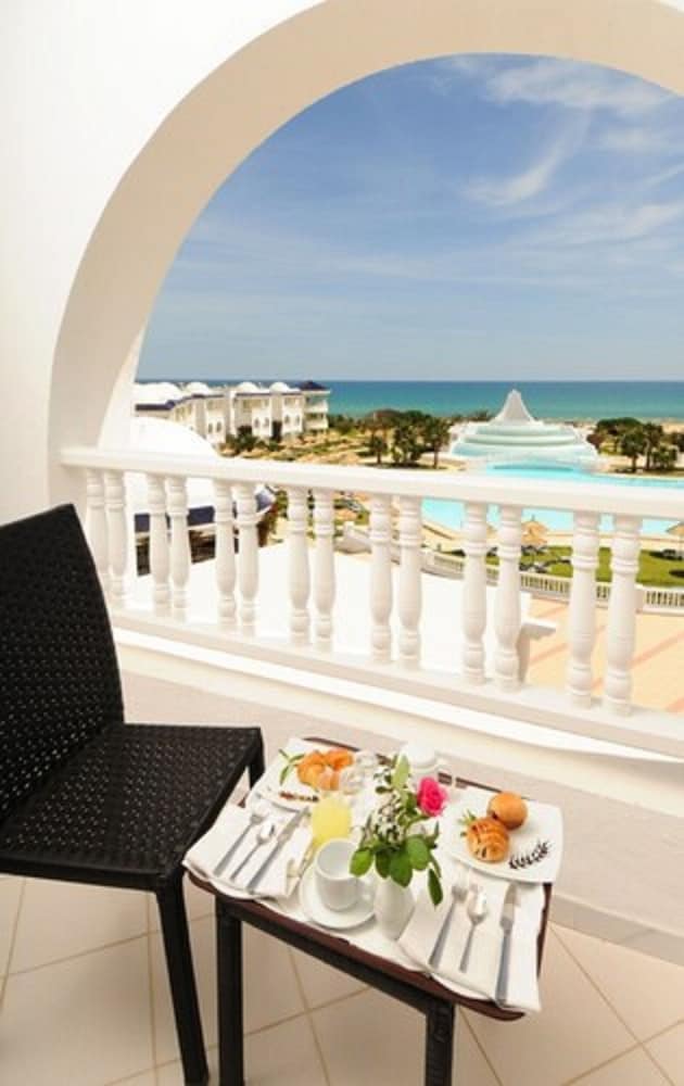 Фото Golden Tulip Taj Sultan