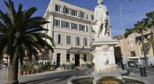 Гостиница Hôtel Restaurant de La Tour в Тулоне