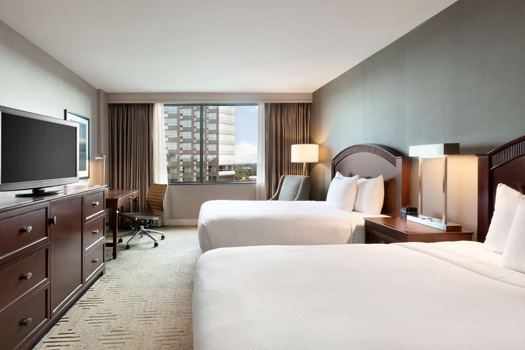 Фото Hilton East Brunswick Hotel & Executive Meeting Center