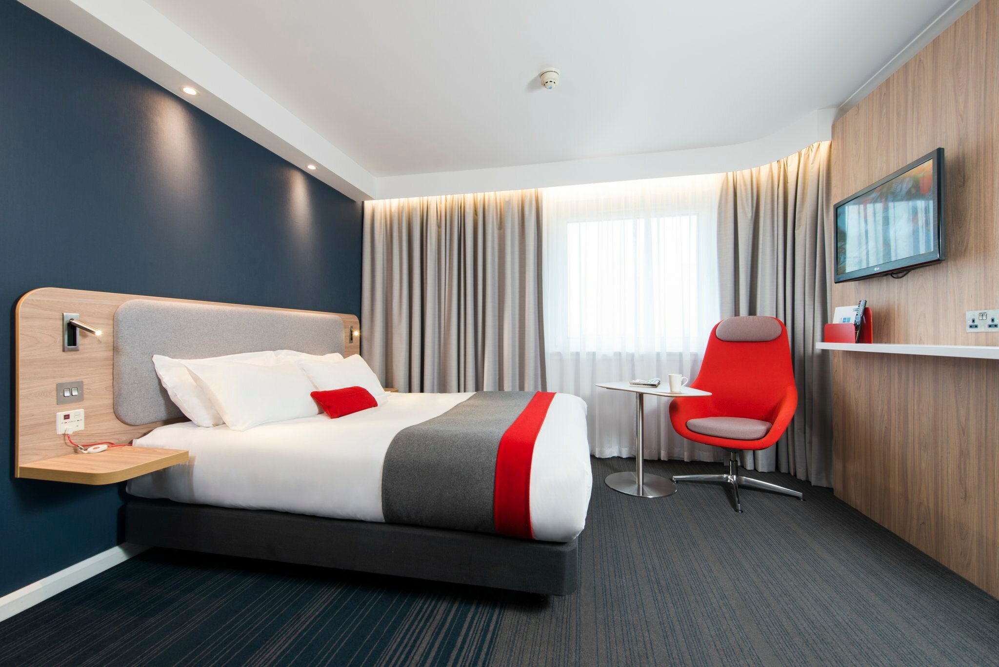 Фото Holiday Inn Express London Luton Airport, an Ihg Hotel