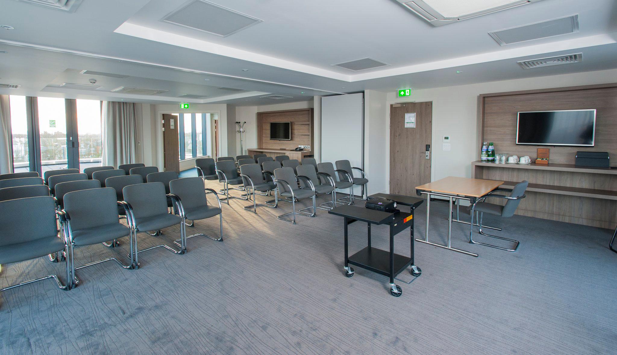 Фото Holiday Inn London - West, an Ihg Hotel