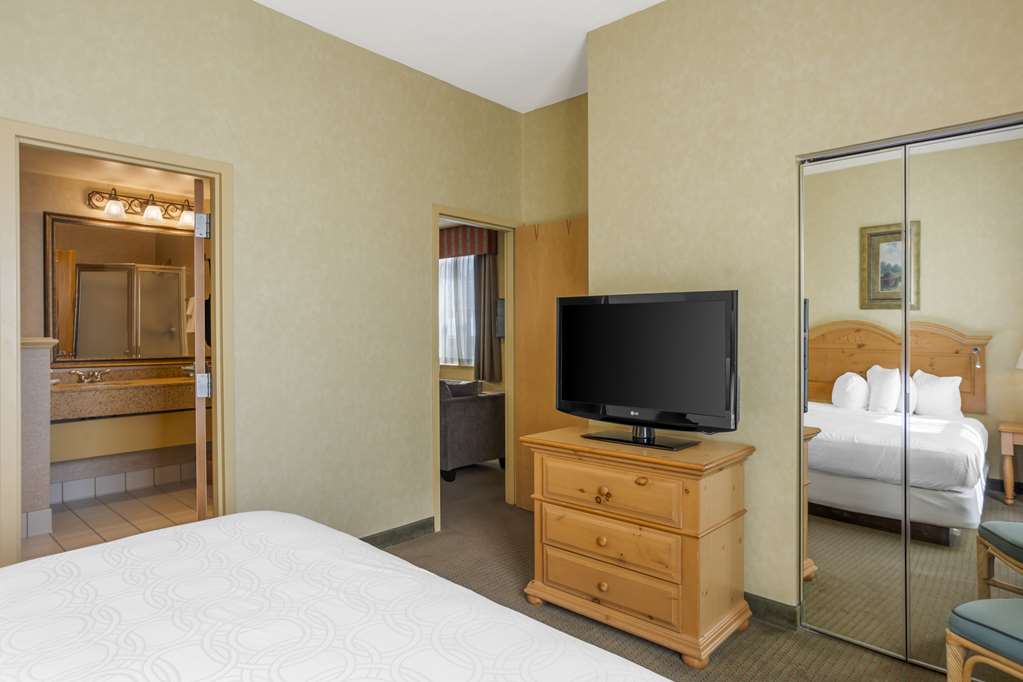 Фото Best Western Plus Revere Inn & Suites