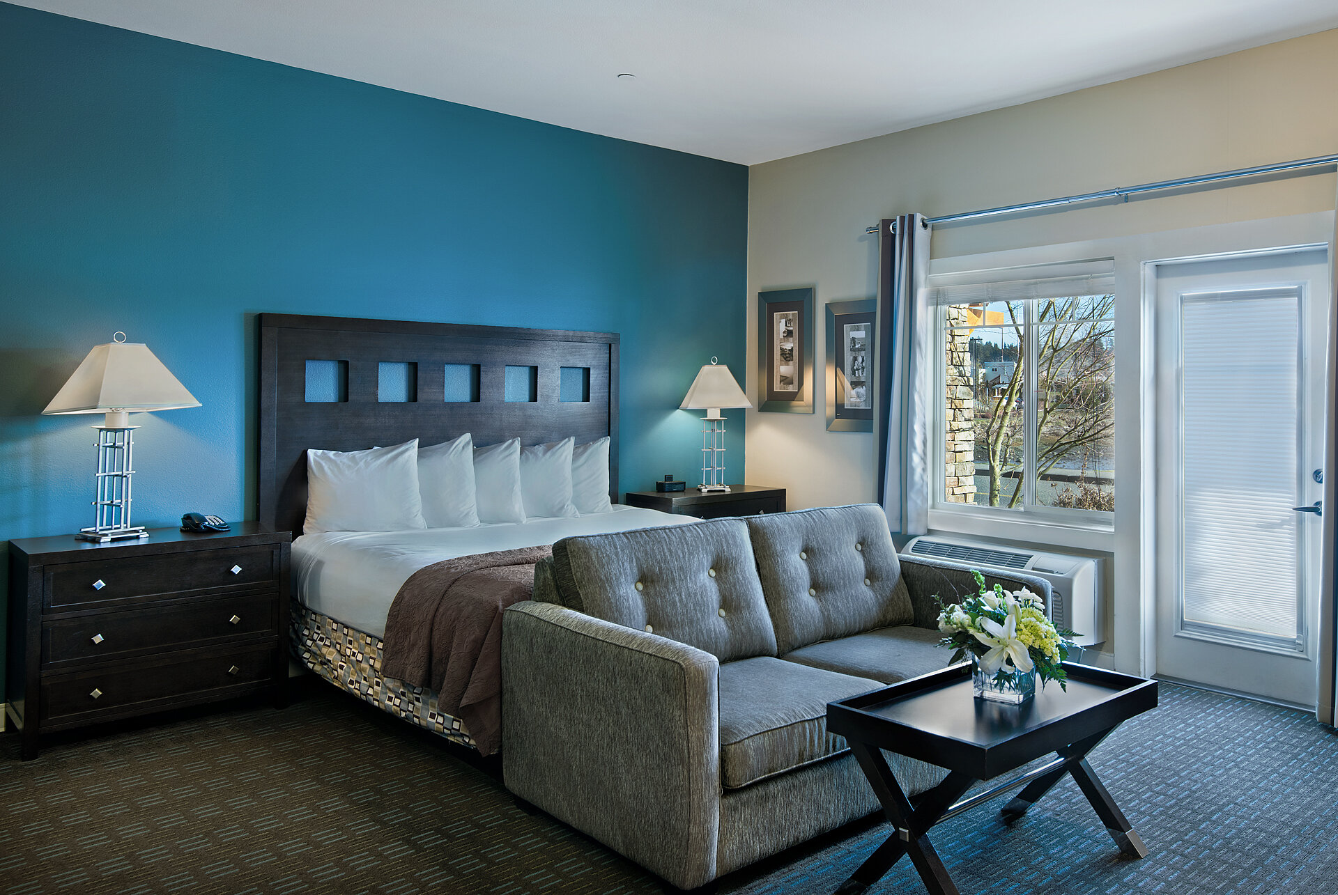 Фото Oxford Suites Silverdale