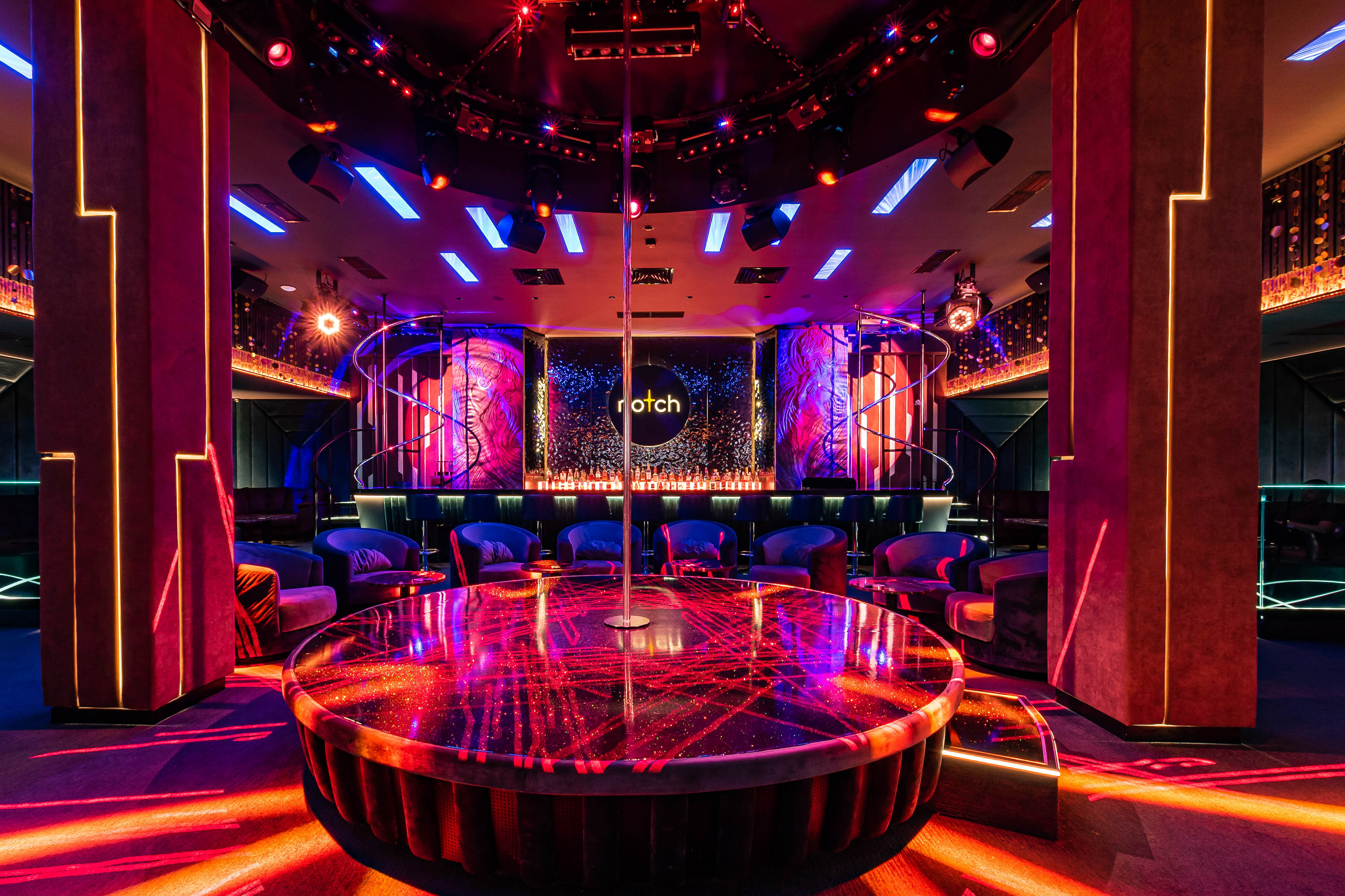 Qizlar ustidan qizigan jinsiy olatni aks ettiruvchi pornografik filmlar video toplami.