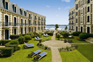 Гостиница Hôtel Barrière Le Grand Hôtel Dinard в Динаре