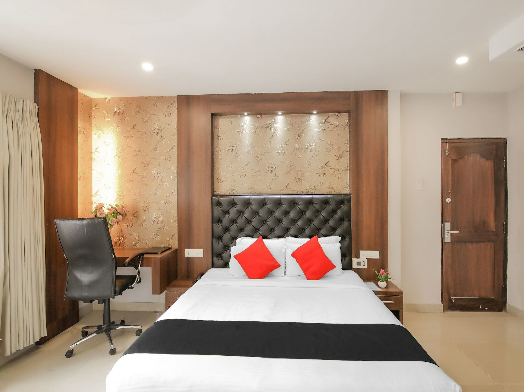 Фото Capital O 18430 The Dawn Hotel