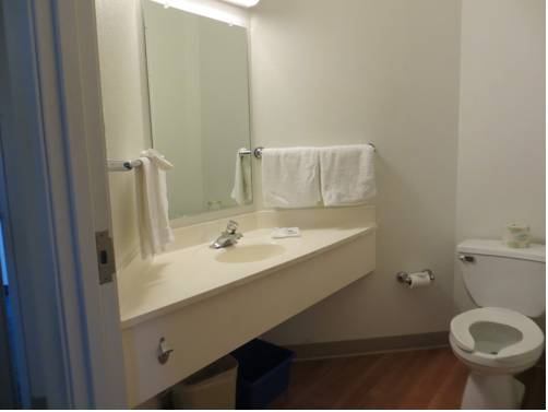 Фото Motel 6 - Toronto - Brampton