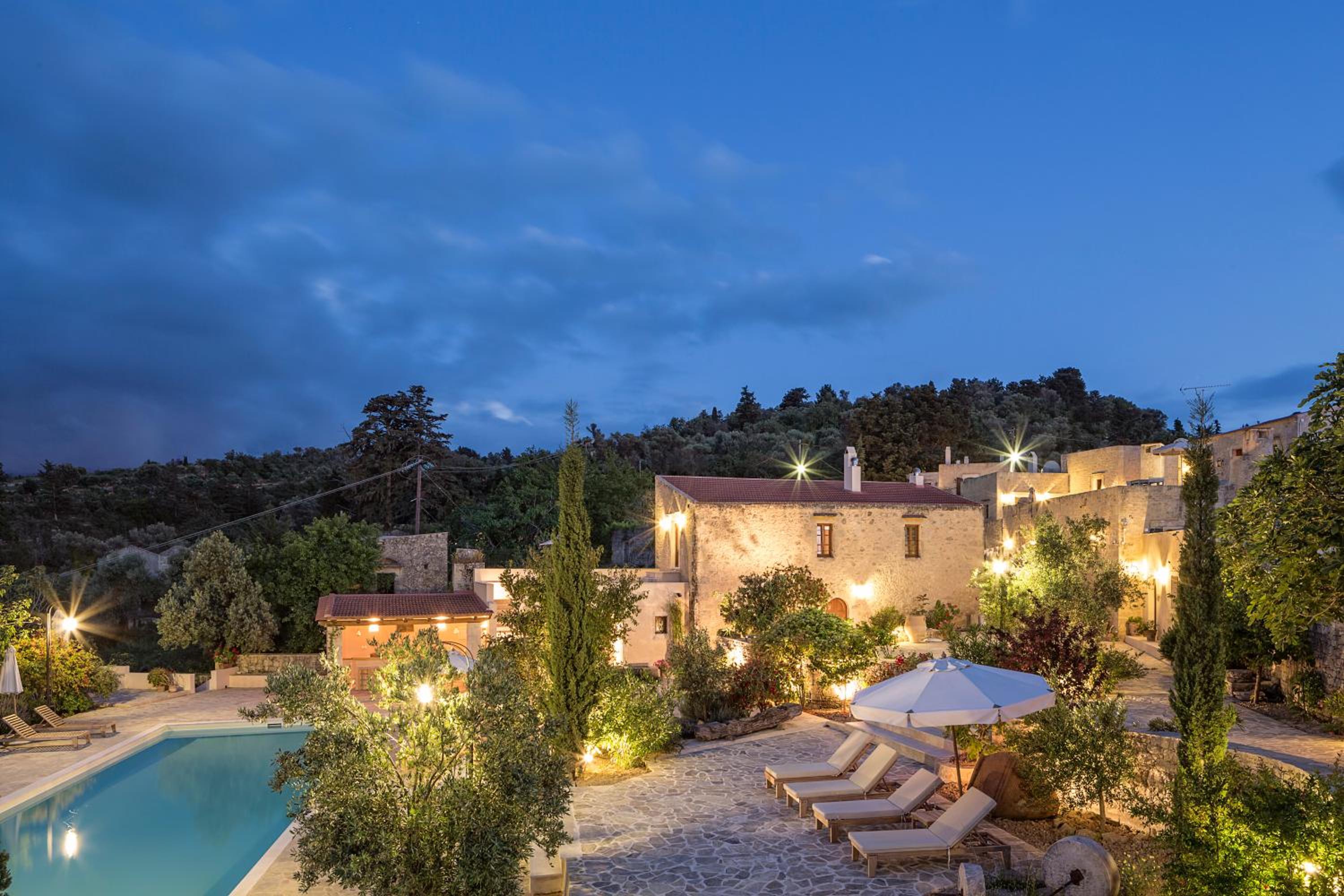 Фото Kapsaliana Village Hotel