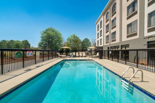 Гостиница La Quinta Inn & Suites by Wyndham Raleigh Downtown North в Роли