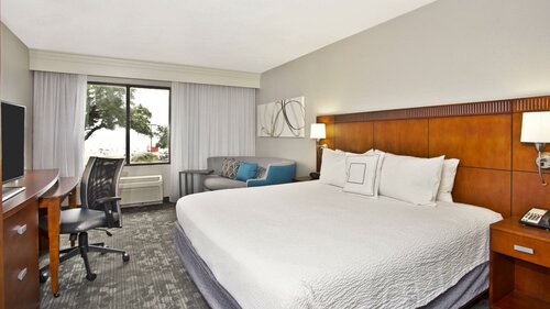 Гостиница Courtyard by Marriott Gulfport Beachfront в Галфпорте