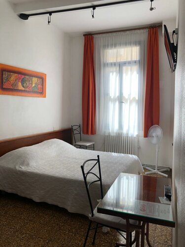 Гостиница Hotel des Etuves в Монпелье