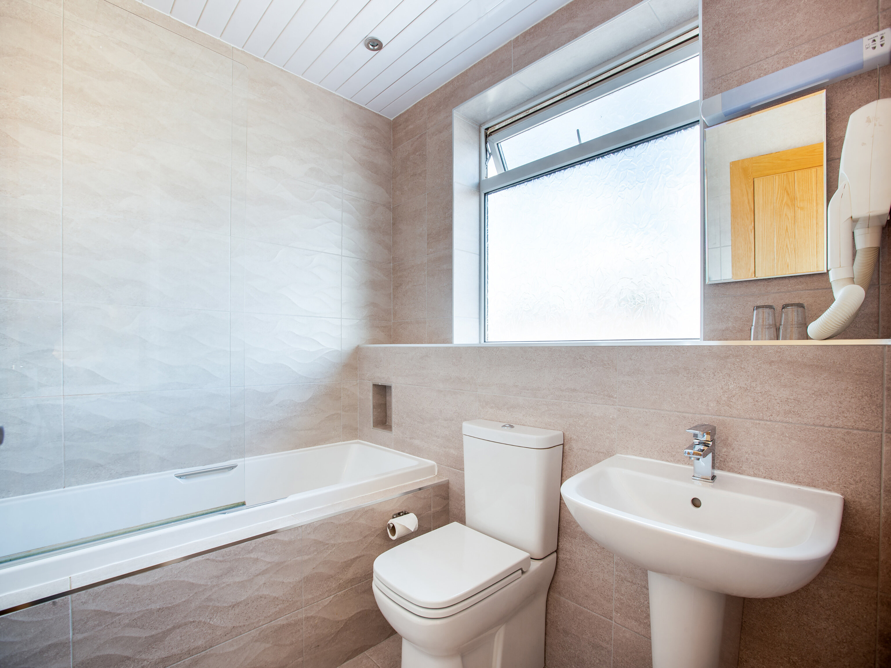 Фото Oyo Dene Hotel