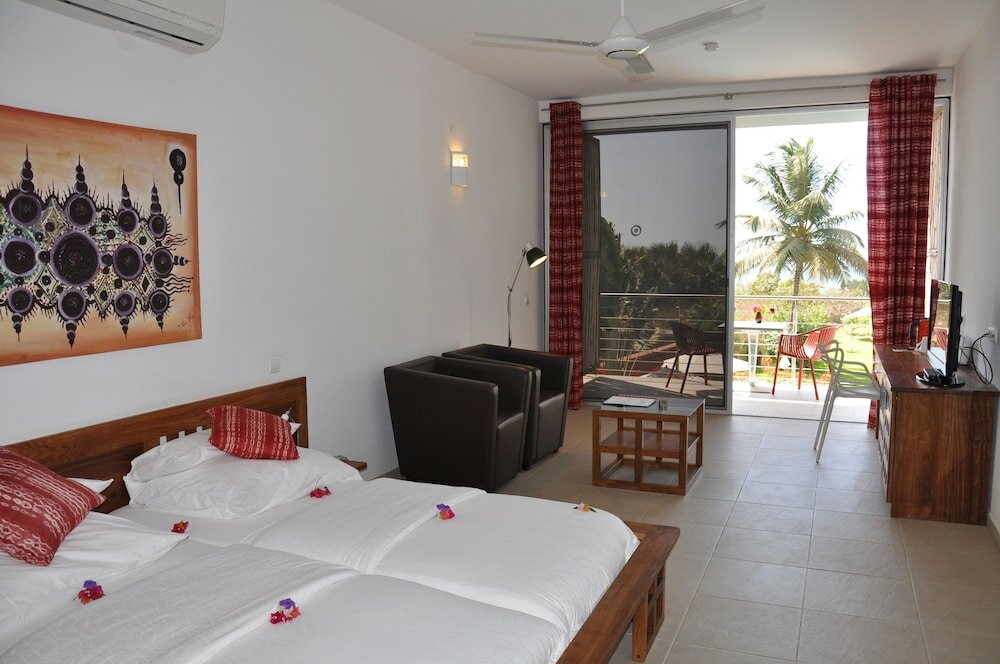 Фото Leo's Beach Hotel & Restaurant - Adults Only