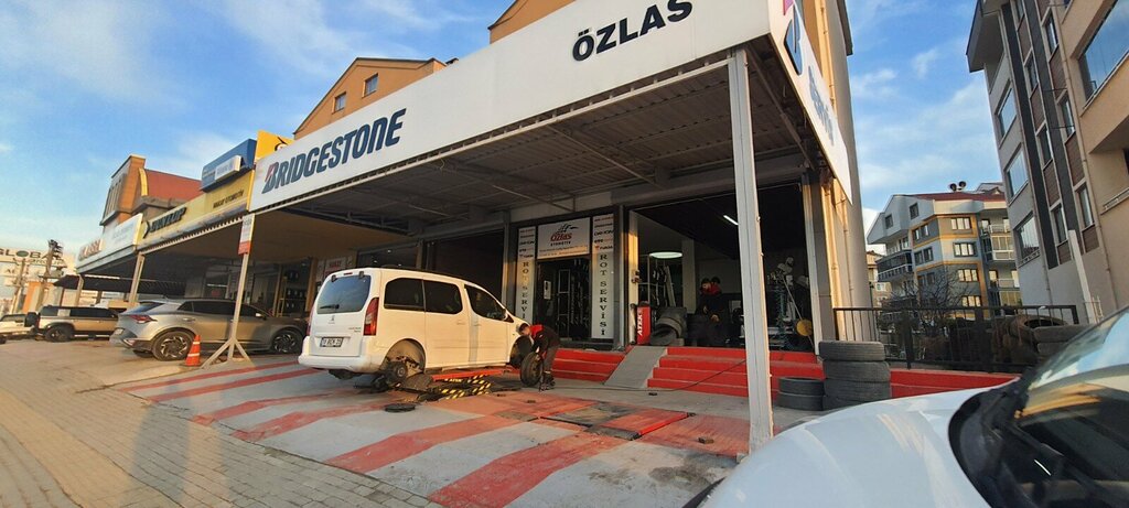 Neumáticos y llantas Ozlas Automotive Bridgestone Lassa Main Dealer, , foto