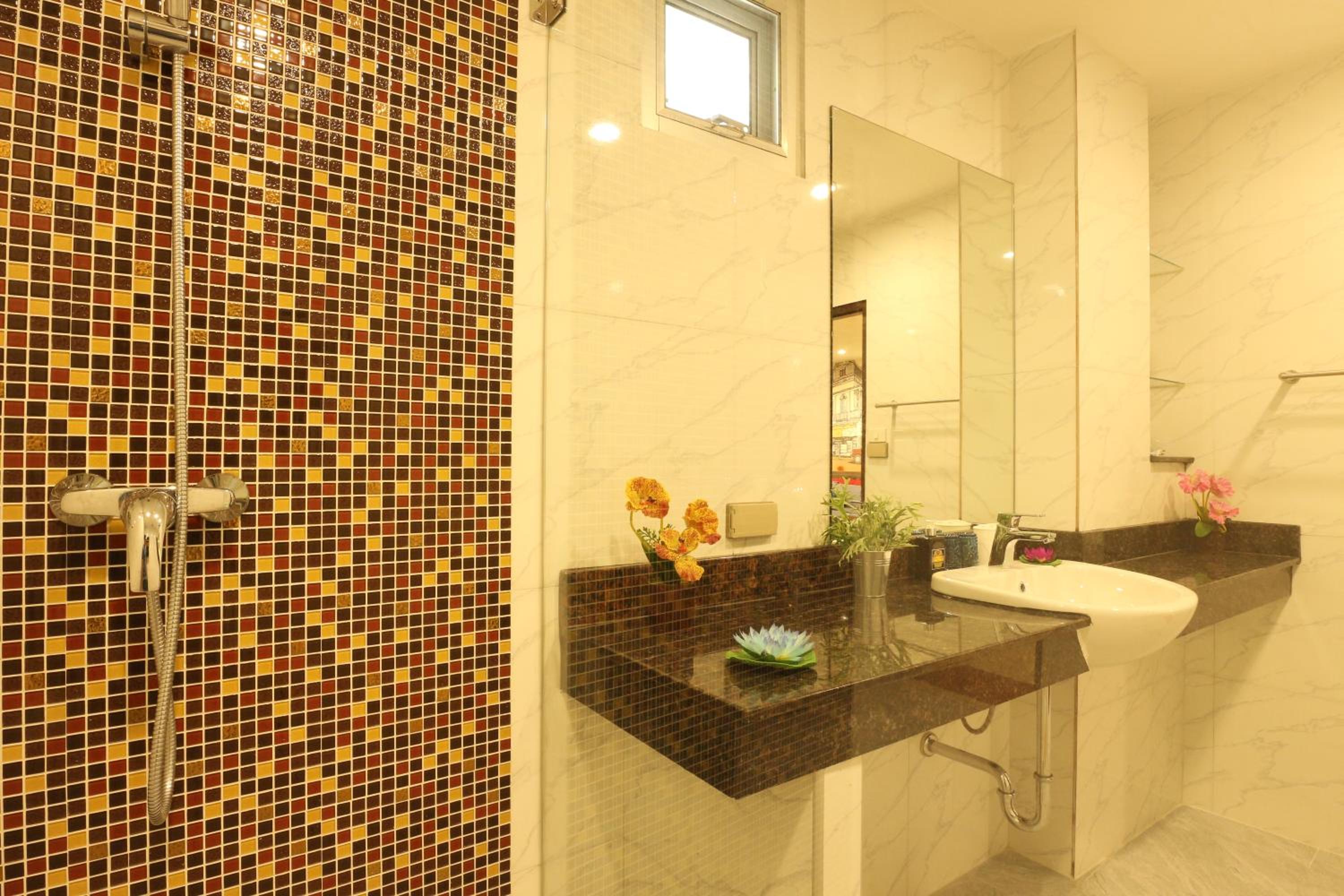 Фото Serena Sathorn Suites