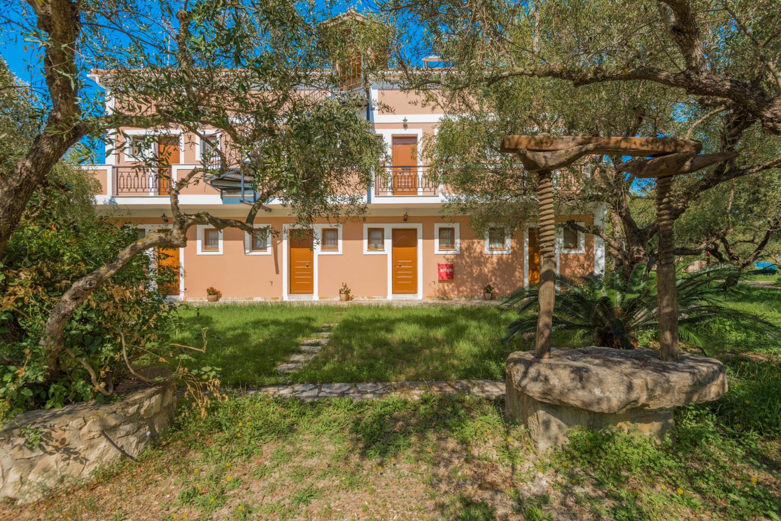 Фото Kavos Psarou Studios and Apartments