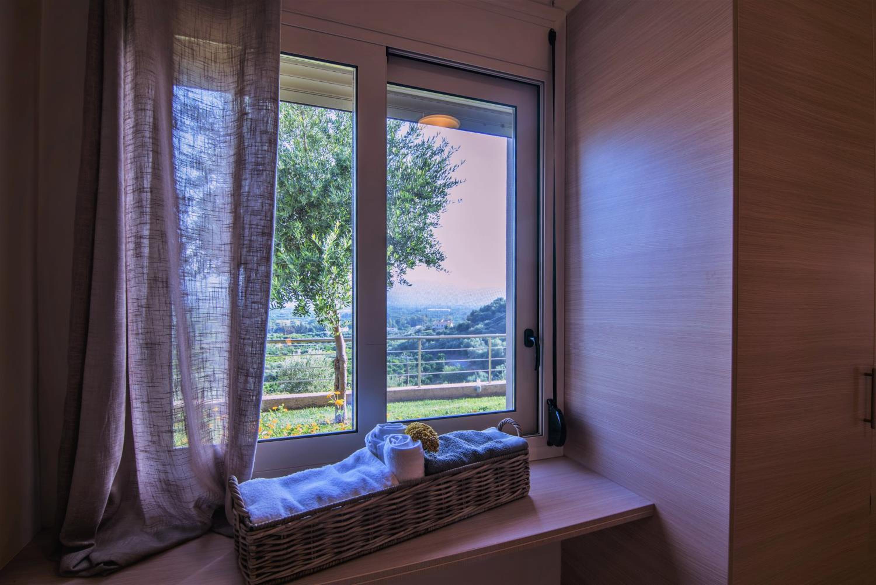 Фото Αksos Suites Accessible Accommodation