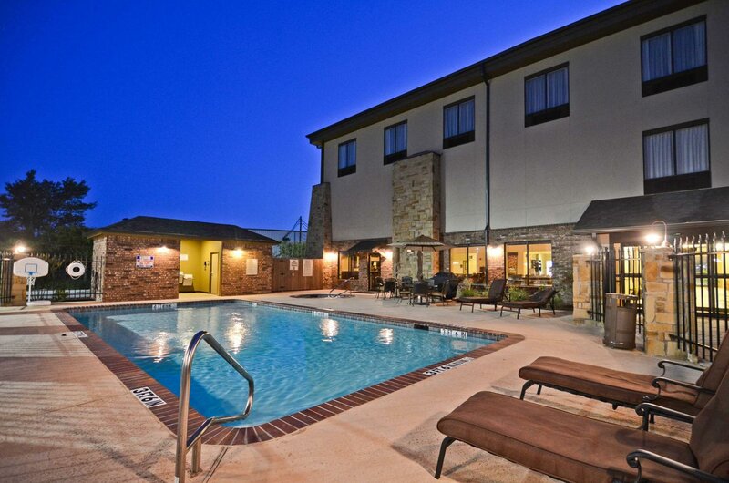 Гостиница Best Western Plus Emory At Lake Fork Inn & Suites