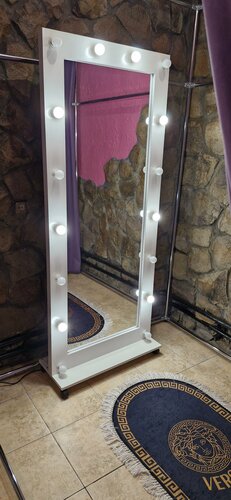 Kochada mast yalangoch ayol