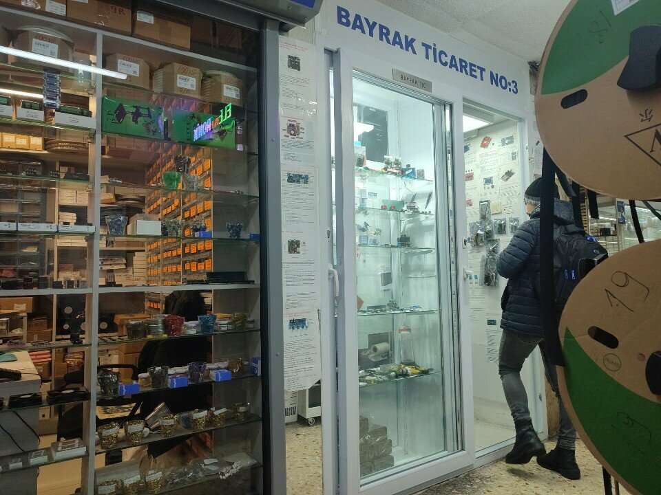الأجهزة الإلكترونية ومكوناتها Bayrak Elektronik ، اسطنبول، صورة