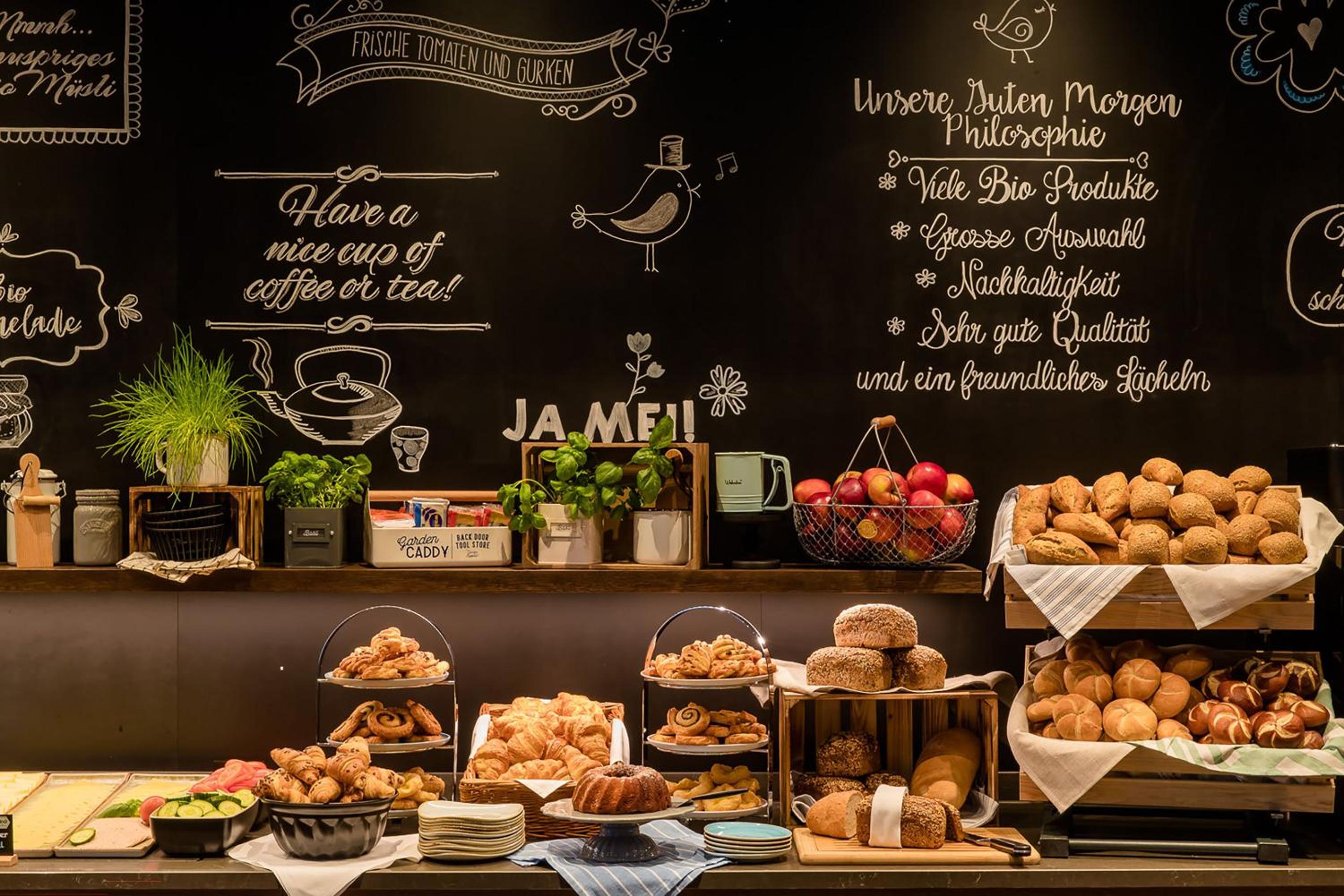 Фото Motel One Köln-Neumarkt