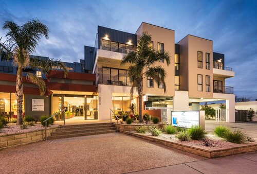 Внешний вид отеля The Esplanade Resort and SPA в Лейкс-Энтрансе, фото 1