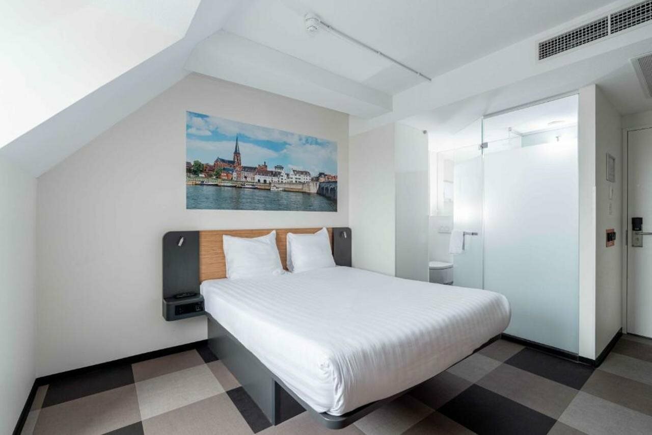 Фото EasyHotel Maastricht City Centre