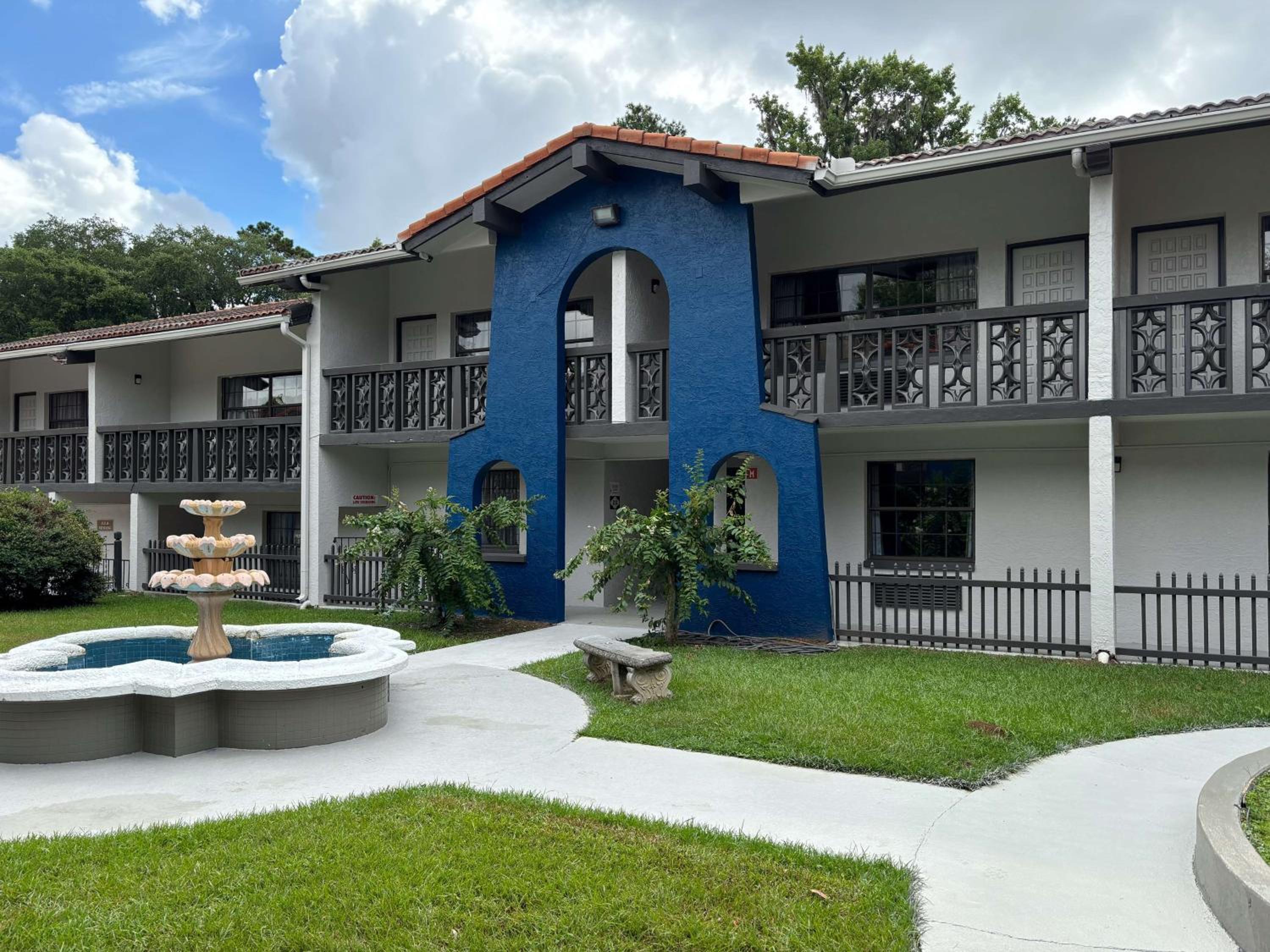 Фото La Casa Inn & Suites