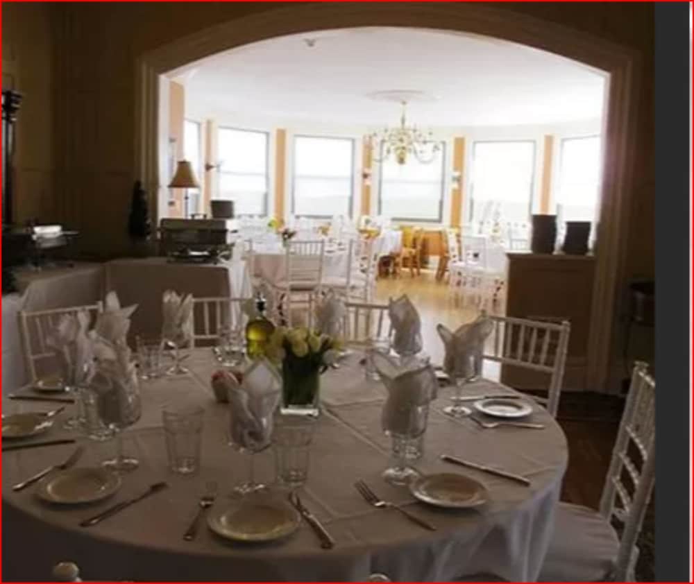 Фото The DeBary Inn