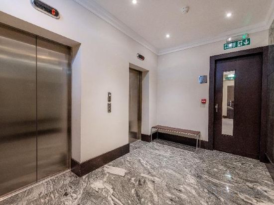 Фото 130 Queen's Gate Apartments