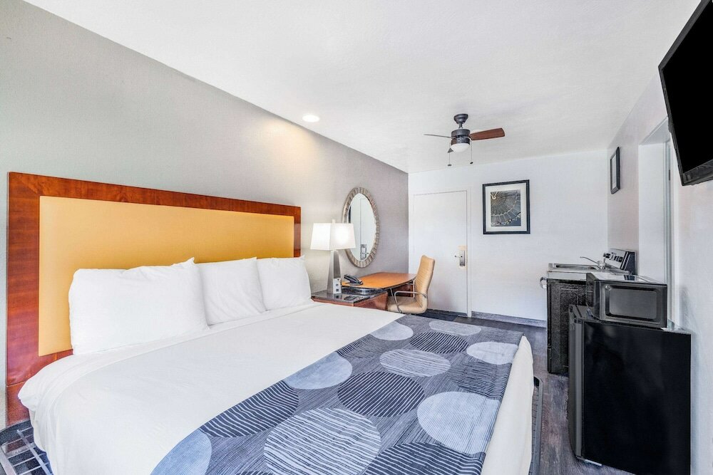 Фото Oceanside Inn & Suites, a Days Inn by Wyndham