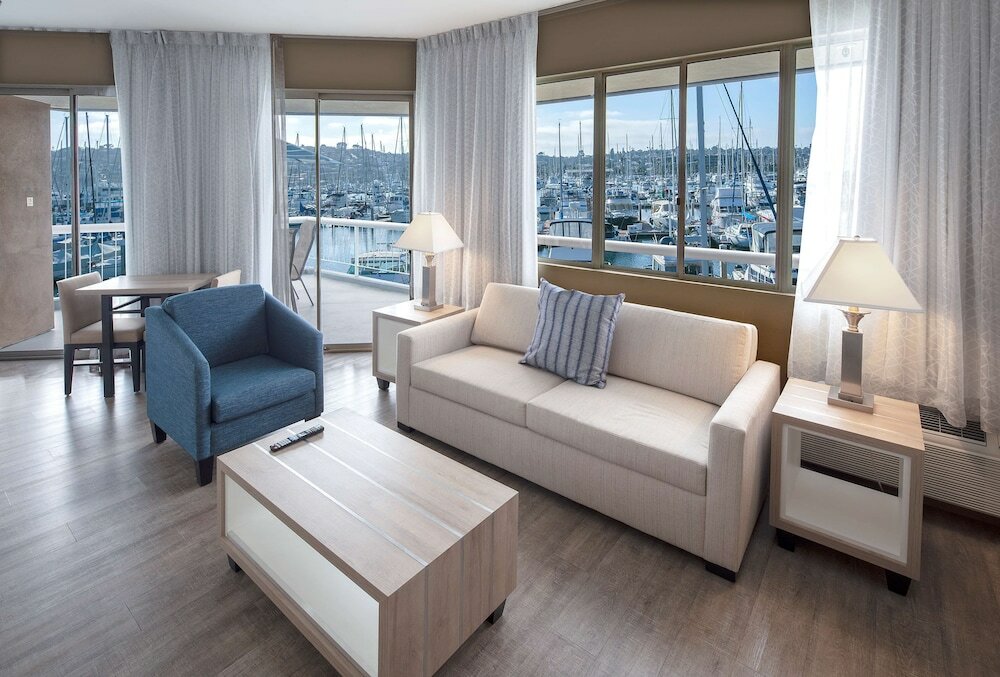 Фото Bay Club Hotel & Marina