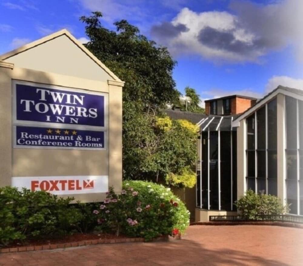 Фото Twin Towers Inn