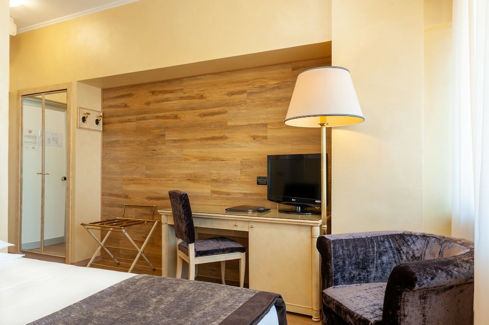 Фото Augustus Hotel