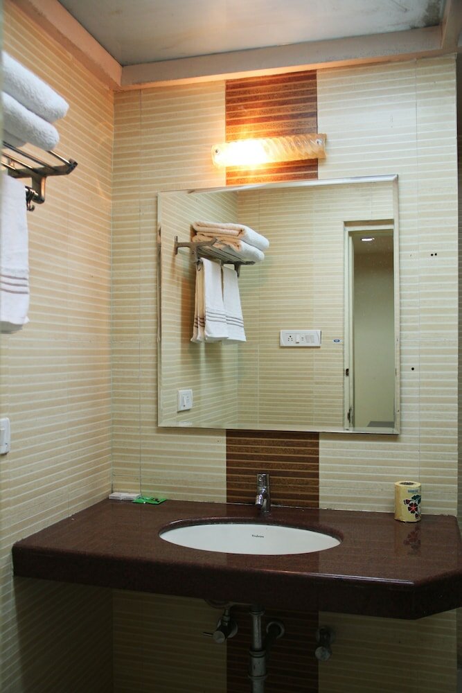 Фото The Manor Hotel