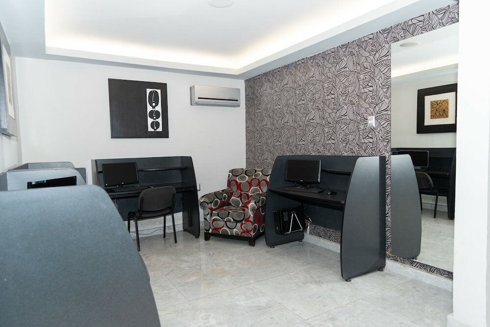 Фото Impala Hotel in front of the Ado