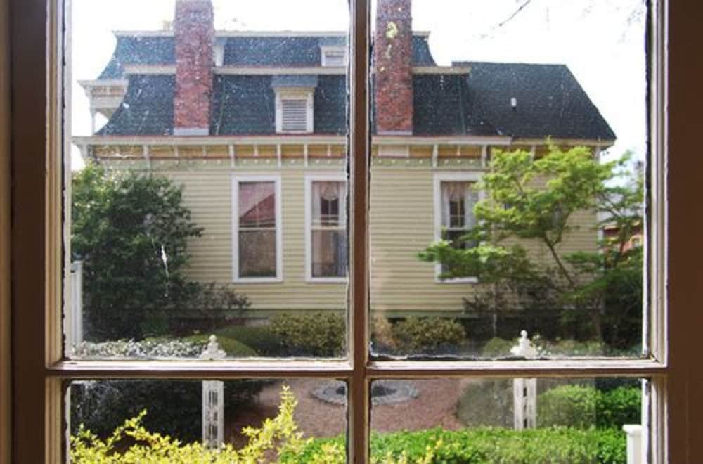 Фото Rothschild-Pound House Inn