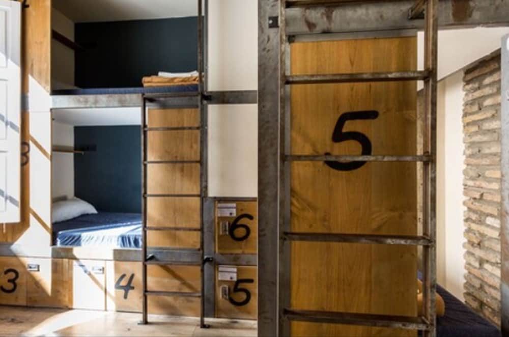 Фото Black Swan Hostel Sevilla