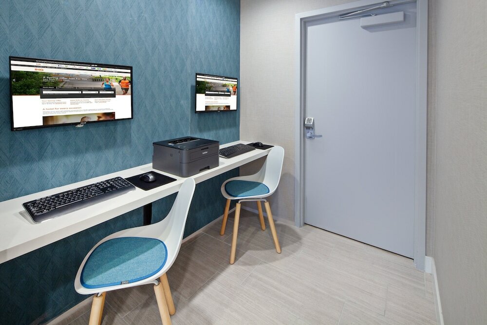 Фото Holiday Inn Express Hotel & Suites Hollywood Walk of Fame, an IHG Hotel